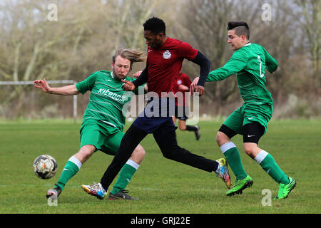 Boston Celtics (verdi) vs Regents Park Rovers, Hackney & Leyton Domenica League calcio a Hackney Marshes il 27 marzo 2016 Foto Stock