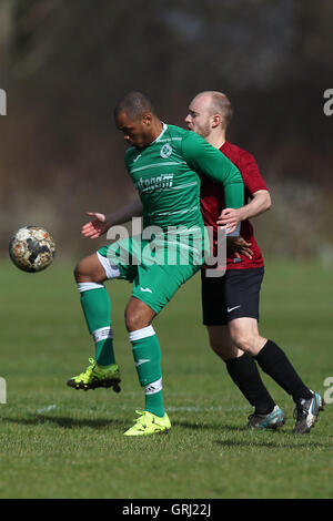 Boston Celtics (verdi) vs Regents Park Rovers, Hackney & Leyton Domenica League calcio a Hackney Marshes il 27 marzo 2016 Foto Stock