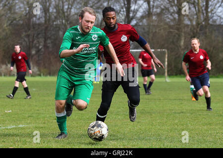 Boston Celtics (verdi) vs Regents Park Rovers, Hackney & Leyton Domenica League calcio a Hackney Marshes il 27 marzo 2016 Foto Stock