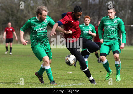 Boston Celtics (verdi) vs Regents Park Rovers, Hackney & Leyton Domenica League calcio a Hackney Marshes il 27 marzo 2016 Foto Stock