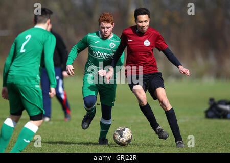 Boston Celtics (verdi) vs Regents Park Rovers, Hackney & Leyton Domenica League calcio a Hackney Marshes il 27 marzo 2016 Foto Stock