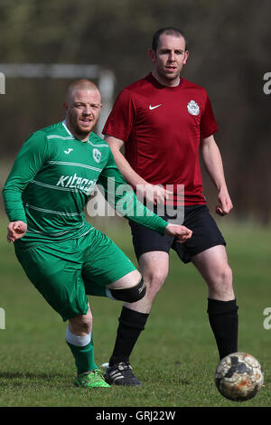 Boston Celtics (verdi) vs Regents Park Rovers, Hackney & Leyton Domenica League calcio a Hackney Marshes il 27 marzo 2016 Foto Stock