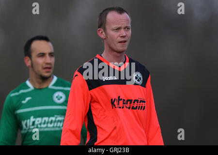 Boston Celtics (verdi) vs Regents Park Rovers, Hackney & Leyton Domenica League calcio a Hackney Marshes il 27 marzo 2016 Foto Stock