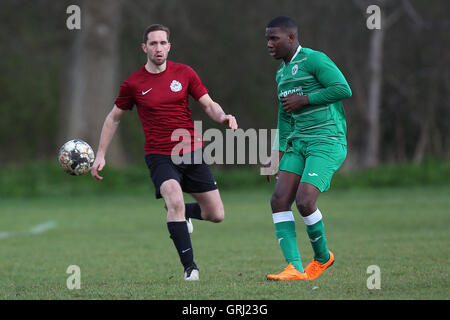 Boston Celtics (verdi) vs Regents Park Rovers, Hackney & Leyton Domenica League calcio a Hackney Marshes il 27 marzo 2016 Foto Stock