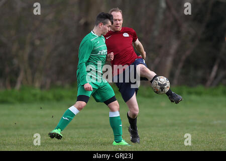 Boston Celtics (verdi) vs Regents Park Rovers, Hackney & Leyton Domenica League calcio a Hackney Marshes il 27 marzo 2016 Foto Stock