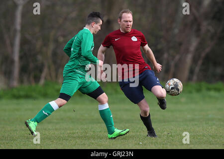 Boston Celtics (verdi) vs Regents Park Rovers, Hackney & Leyton Domenica League calcio a Hackney Marshes il 27 marzo 2016 Foto Stock