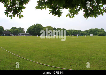 Vista generale del gioco durante Hutton CC vs Hainault & Clayhall CC, Pastore Neame Essex League Cricket presso il Polo campo su 28 Maggio 2016 Foto Stock