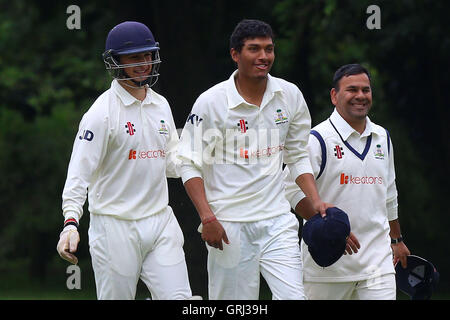 Wanstead giocatori festeggiare il paletto di P Murray durante Hornchurch CC vs Wanstead e Snaresbrook CC, Pastore Neame Essex League Cricket a Harrow Lodge Park il 18 giugno 2016 Foto Stock