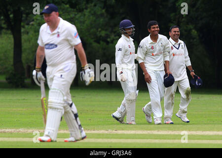 Wanstead giocatori festeggiare il paletto di P Murray durante Hornchurch CC vs Wanstead e Snaresbrook CC, Pastore Neame Essex League Cricket a Harrow Lodge Park il 18 giugno 2016 Foto Stock