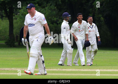 Wanstead giocatori festeggiare il paletto di P Murray durante Hornchurch CC vs Wanstead e Snaresbrook CC, Pastore Neame Essex League Cricket a Harrow Lodge Park il 18 giugno 2016 Foto Stock