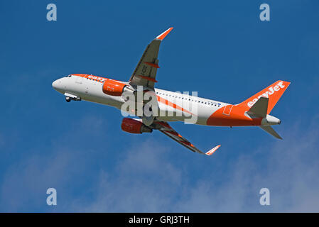 Easy Jet Airbus 320-214 G-EZOZ volo in partenza Inverness Scozia per Gatwick di Londra. SCO 11,229. Foto Stock