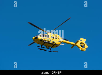 Inverness basato Helimed elicottero Eurocopter EC145-T2 (G-SASN) lasciando itsHighland Base su una chiamata di emergenza. SCO 11,231. Foto Stock