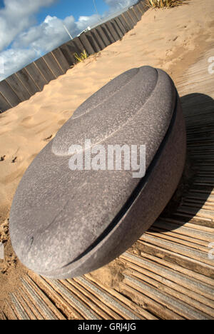 A forma di roccia posti a sedere su Sandhaven Promenade, South Shields Foto Stock