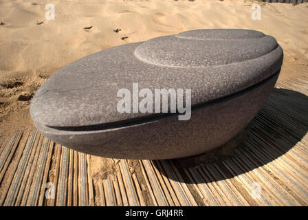 A forma di roccia posti a sedere su Sandhaven Promenade, South Shields Foto Stock