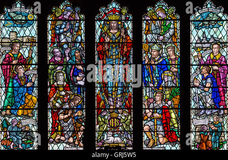 Vetrata raffigurante Cristo in Gloria con Santi e Angeli', Chiesa di San Davide, Nefyn, Gwynedd, Wales UK Foto Stock