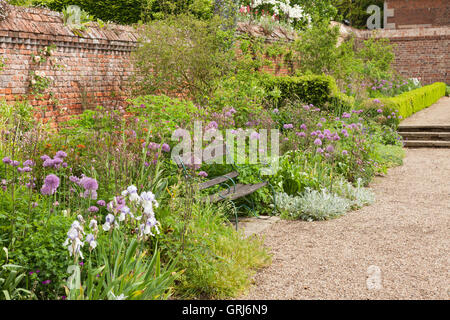 Doddington Hall e giardini, Lincolnshire, Regno Unito. Iridi in Occidente giardino durante la settimana dell'iride. Molla, maggio 2016. Foto Stock