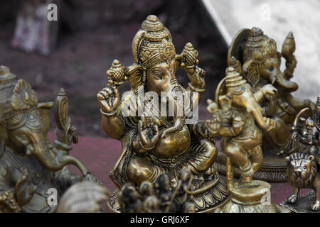 Statue in bronzo del Signore Ganesha, visto a Chamundi tempio hill road, Mysore, Karnataka Foto Stock