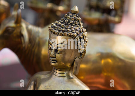 Il bronzo statua del Buddha realizzato in collina Chamundi tempio, Mysore, Karnataka, India Foto Stock