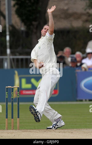 Huw Acque in azione di bowling per Glamorgan - Essex CCC vs Glamorgan CCC - LV County Championship Division due Cricket presso il parco del castello, Colchester - 16/08/12 Foto Stock