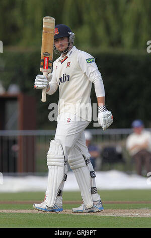 Jaik Mickleburgh di Essex celebra il punteggio di una metà di secolo, 50 piste - Essex CCC vs Glamorgan CCC - LV County Championship Division due Cricket presso il parco del castello, Colchester - 16/08/12 Foto Stock