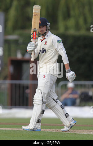 Jaik Mickleburgh di Essex celebra il punteggio di una metà di secolo, 50 piste - Essex CCC vs Glamorgan CCC - LV County Championship Division due Cricket presso il parco del castello, Colchester - 16/08/12 Foto Stock