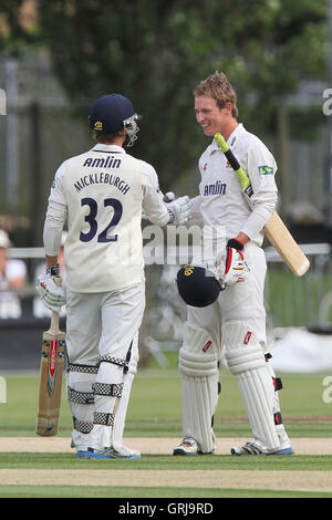 Tom Westley di Essex (L) celebra la cordonatura di un secolo, 100 funziona per il suo team con partner di ovatta Jaik Mickleburgh - Essex CCC vs Glamorgan CCC - LV County Championship Division due Cricket presso il parco del castello, Colchester - 17/08/12 Foto Stock