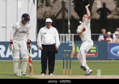 Huw Acque in azione di bowling per Glamorgan - Essex CCC vs Glamorgan CCC - LV County Championship Division due Cricket presso il parco del castello, Colchester - 17/08/12 Foto Stock