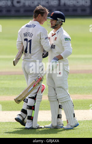 Tom Westley (L) celebra la cordonatura di un secolo, 100 corre per Essex con i compagni di centurion Jaik Mickleburgh - Essex CCC vs Leicestershire CCC - LV County Championship Division due Cricket presso la Ford County Ground, Chelmsford Essex - 02/08/12 Foto Stock