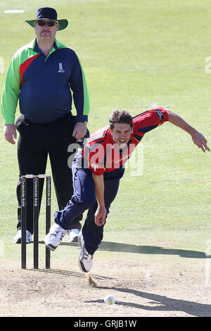 Greg Smith in azione di bowling per Essex - Essex CCC vs Middlesex CCC - amichevole partita di cricket a Ford County Ground, Chelmsford Essex - 26/03/12 Foto Stock