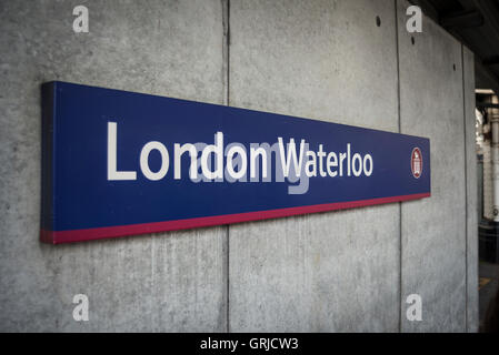 Stazione Waterloo di Londra segno su una parete dalla piattaforma Foto Stock