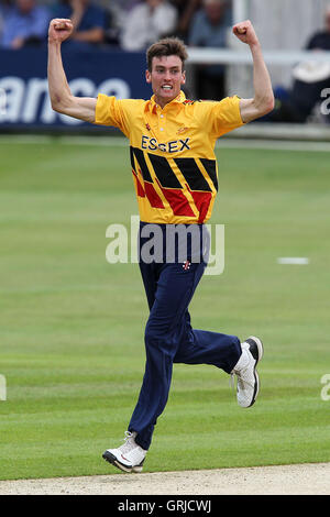 Reece Topley di Essex celebra il paletto di George Bailey - Essex Eagles vs Australia - Tourist Match Cricket presso la Ford County Ground, Chelmsford Essex - 26/06/12 Foto Stock