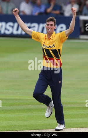 Reece Topley di Essex celebra il paletto di George Bailey - Essex Eagles vs Australia - Tourist Match Cricket presso la Ford County Ground, Chelmsford Essex - 26/06/12 Foto Stock