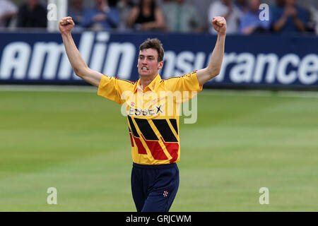 Reece Topley di Essex celebra il paletto di George Bailey - Essex Eagles vs Australia - Tourist Match Cricket presso la Ford County Ground, Chelmsford Essex - 26/06/12 Foto Stock