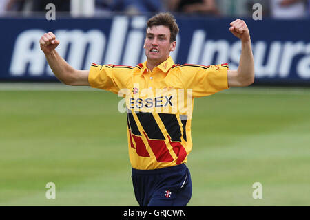 Reece Topley di Essex celebra il paletto di George Bailey - Essex Eagles vs Australia - Tourist Match Cricket presso la Ford County Ground, Chelmsford Essex - 26/06/12 Foto Stock