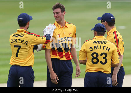 Reece Topley di Essex celebra il paletto di George Bailey - Essex Eagles vs Australia - Tourist Match Cricket presso la Ford County Ground, Chelmsford Essex - 26/06/12 Foto Stock