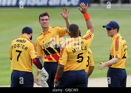 Reece Topley di Essex celebra il paletto di George Bailey - Essex Eagles vs Australia - Tourist Match Cricket presso la Ford County Ground, Chelmsford Essex - 26/06/12 Foto Stock