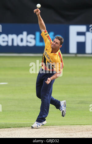 Greg Smith in azione di bowling per Essex - Essex Eagles vs Australia - Tourist Match Cricket presso la Ford County Ground, Chelmsford Essex - 26/06/12 Foto Stock