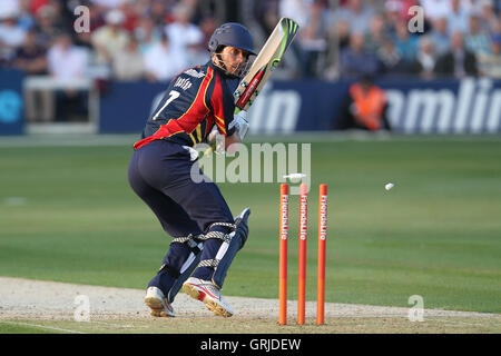 James Foster di Essex è colpiti da Matt Coles - Essex Eagles vs Kent Spitfires - Amici vita T20 Cricket presso la Ford County Ground, Chelmsford Essex - 20/06/12 Foto Stock