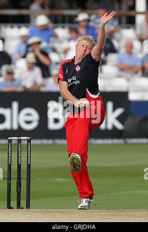 Glen Chapple in azione di bowling per Lancashire - Essex Eagles vs Lancashire fulmini - Clydesdale Bank 40 Cricket presso la Ford County Ground, Chelmsford Essex - 23/08/12 Foto Stock