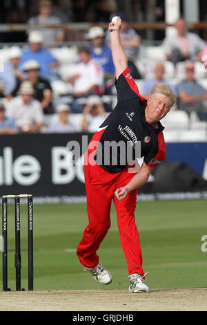 Glen Chapple in azione di bowling per Lancashire - Essex Eagles vs Lancashire fulmini - Clydesdale Bank 40 Cricket presso la Ford County Ground, Chelmsford Essex - 23/08/12 Foto Stock