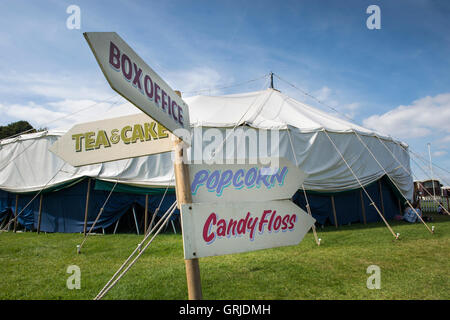 Segno posto a Giffords Circus per il box office e occorrente per tè e torta. Foto Stock