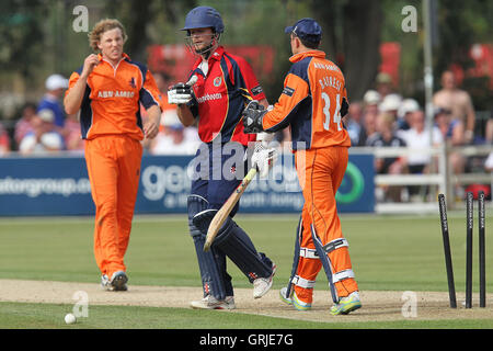 James Foster di Essex è colpiti da Logan van Beek - Essex Eagles vs Paesi Bassi - Clydesdale Bank 40 Cricket al parco del castello, Colchester - 19/08/12 Foto Stock