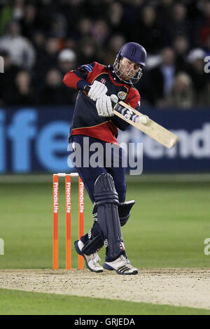 Tim Phillips hits sei corse vitale per Essex - Essex Eagles vs Kent Spitfires - Amici vita T20 Cricket presso la Ford County Ground, Chelmsford Essex - 22/06/12 Foto Stock