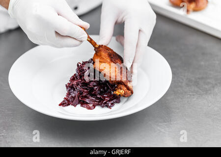 Crostini di gamba d'anatra con crauti rossi brasati Foto Stock