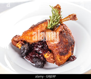 L anatra arrosto coscia con crauti rossi brasati servita nel ristorante Foto Stock