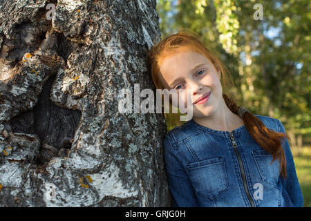 Ritratto di una bambina nei pressi della struttura. Foto Stock