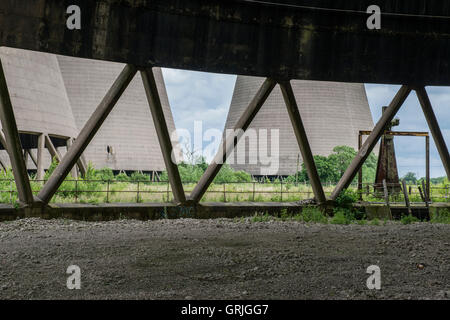 All'interno di una delle torri di raffreddamento a Willington Derbyshire, Regno Unito Foto Stock