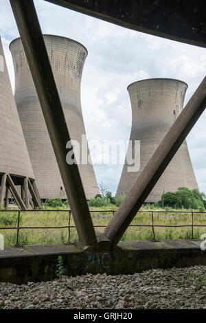 All'interno di una delle torri di raffreddamento a Willington Derbyshire, Regno Unito Foto Stock