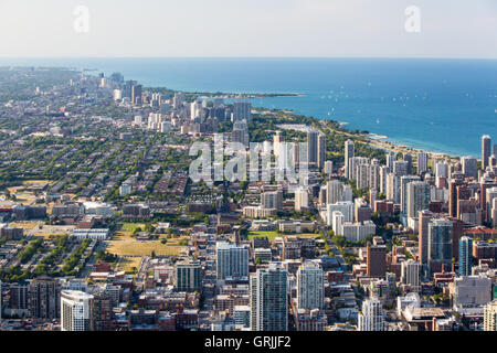 Il famoso skyline di Chicago nel tardo pomeriggio da Willis Tower guardando verso la Gold Coast area Foto Stock