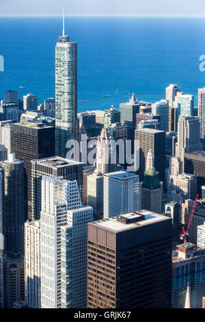 Il famoso skyline di Chicago nel tardo pomeriggio da Willis Tower guardando verso Trump Tower Foto Stock